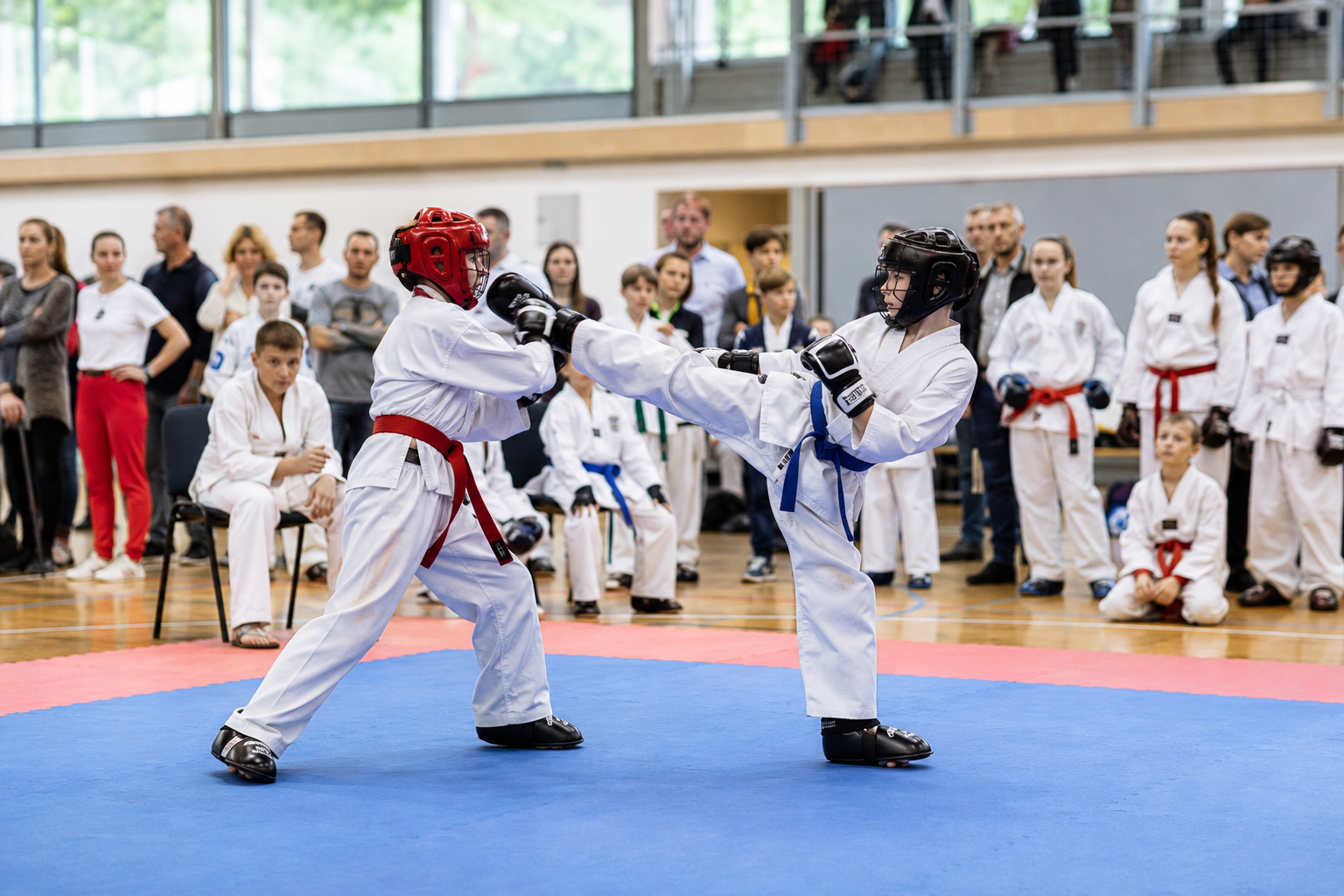 Kinder beim sicheren Semikontakt-Wettkampf in einer Sporthalle
